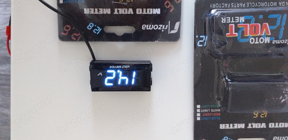 Voltmetru auto cu afisaj mare.