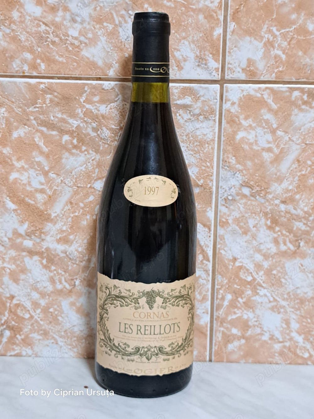 Sticlă cu vin vechi 