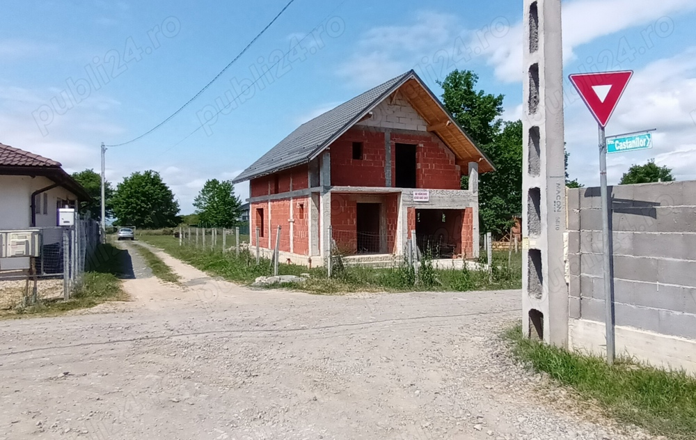 Zona Castel Transilvania , vand casa la rosu P+M , 99,500  