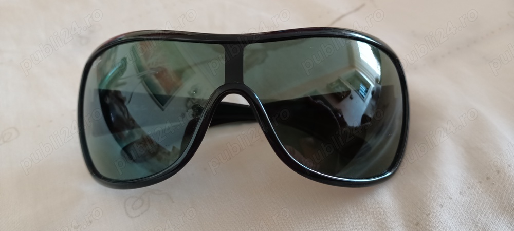 Vând ochelari de soare de damă.