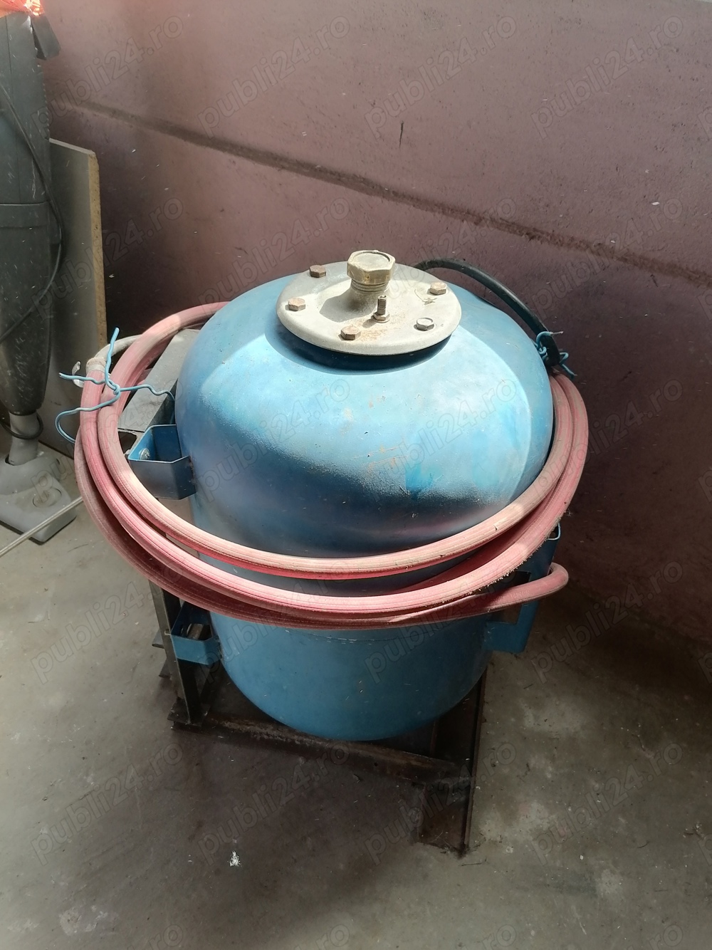 Vînd butoi de herbecidat pentru mono cultor de 50 litri în stare foarte bună nu