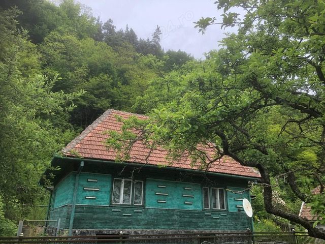 Casa traditionala momarlaneasca de lemn si teren intravilan, Petrosani, Valea Jiu  la 3 km de centru