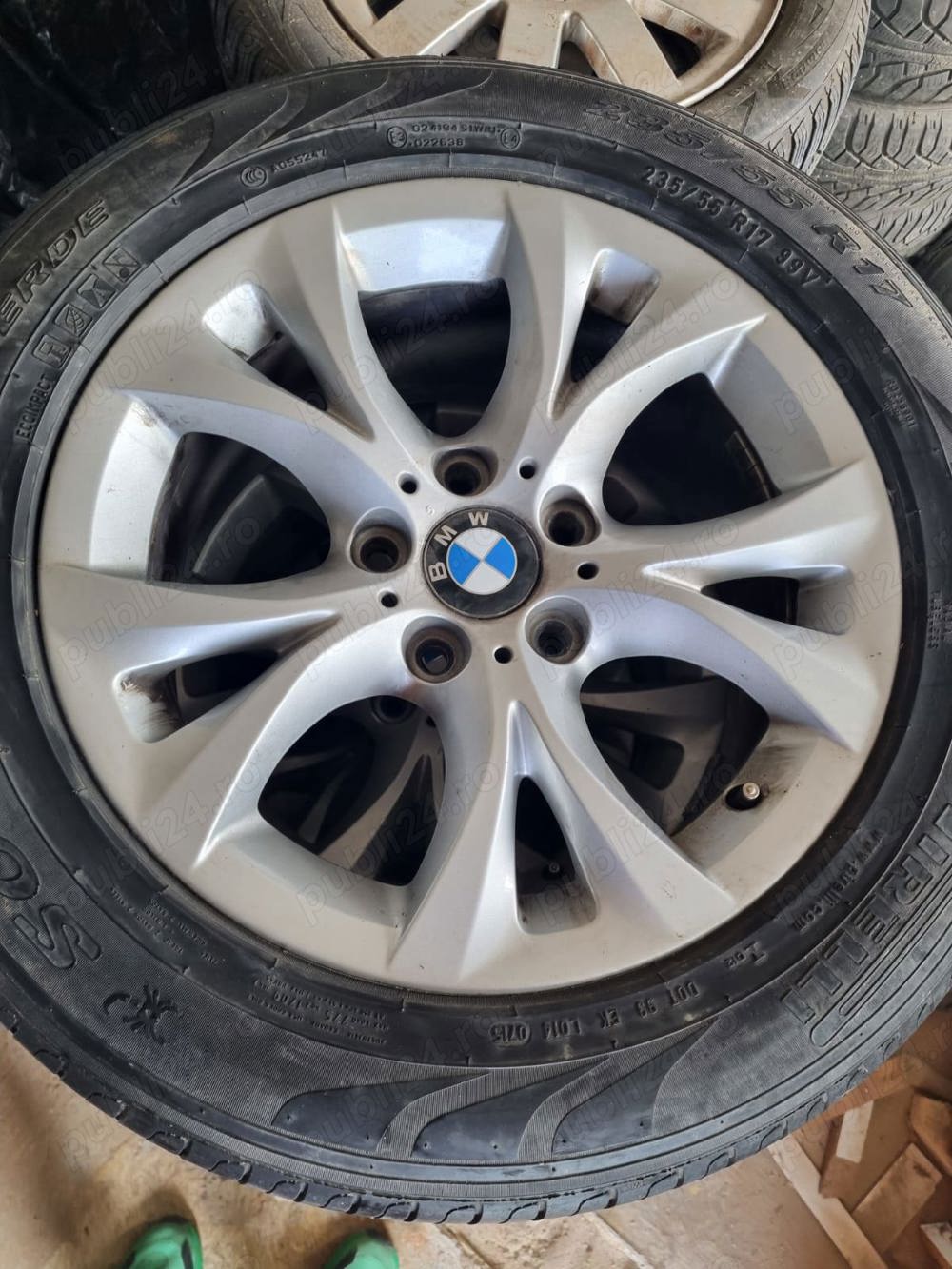 4 cauciucuri de vara 235 55 17cu jante de aliaj de BMW 