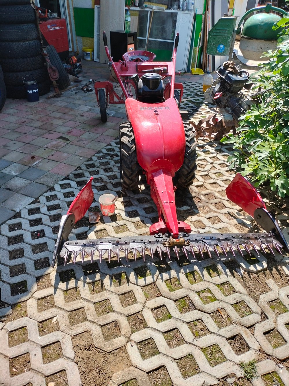 Vând cositori de marca pe benzina. Vând cositori de marca pe benzina.