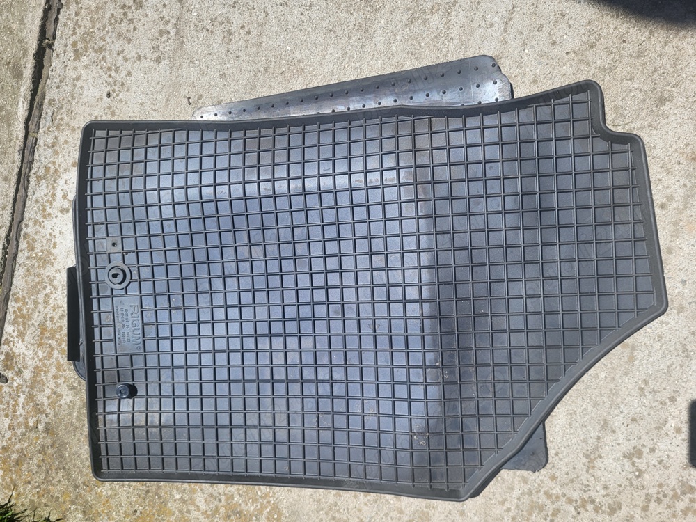 Vând covorașe noi Hyundai i10 