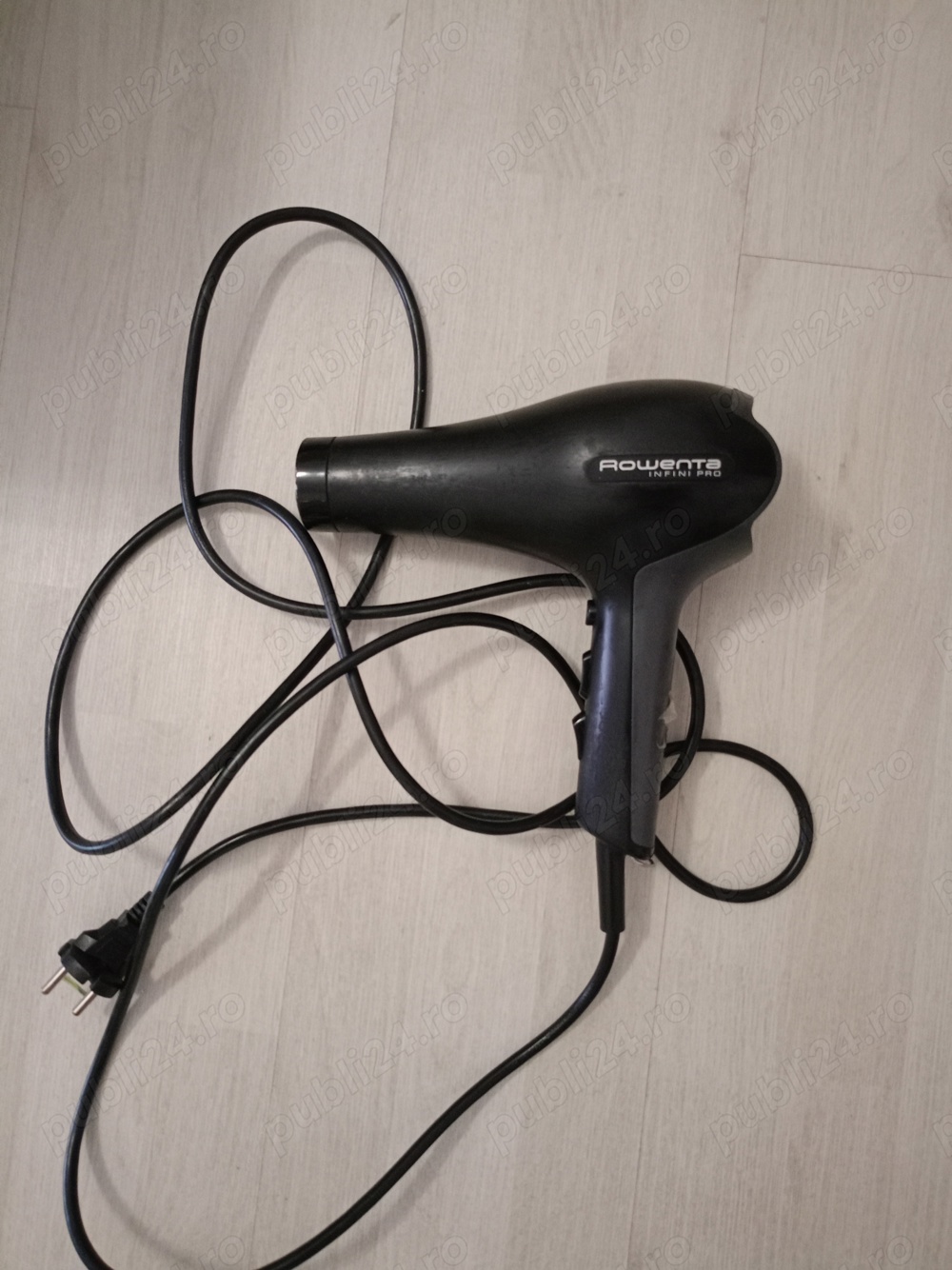 Vând uscător de păr Remington infiniti pro folosit dar in stare buna.