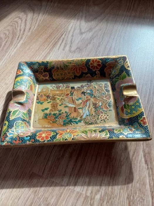 PORTELAN SCRUMIERA Originala asiatica,decorata cu 2 maiden in curtea imperiala,inconjurate de flori