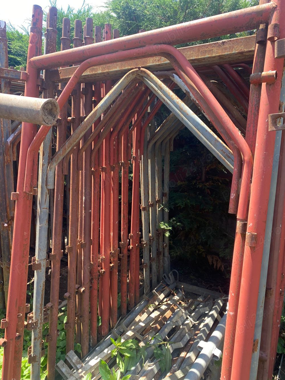 Vând schela metalica și furci pentru cofraje 