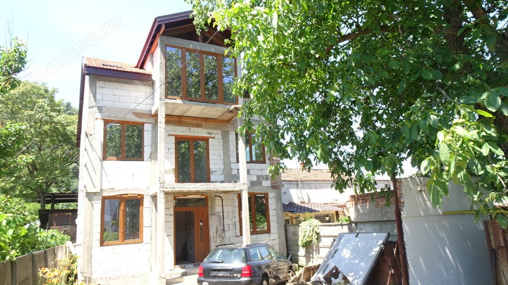 Vand casa la rosu in Deva, D+E+M, constructie din BCA din anul 2020 acoperita cu pod si tigla 