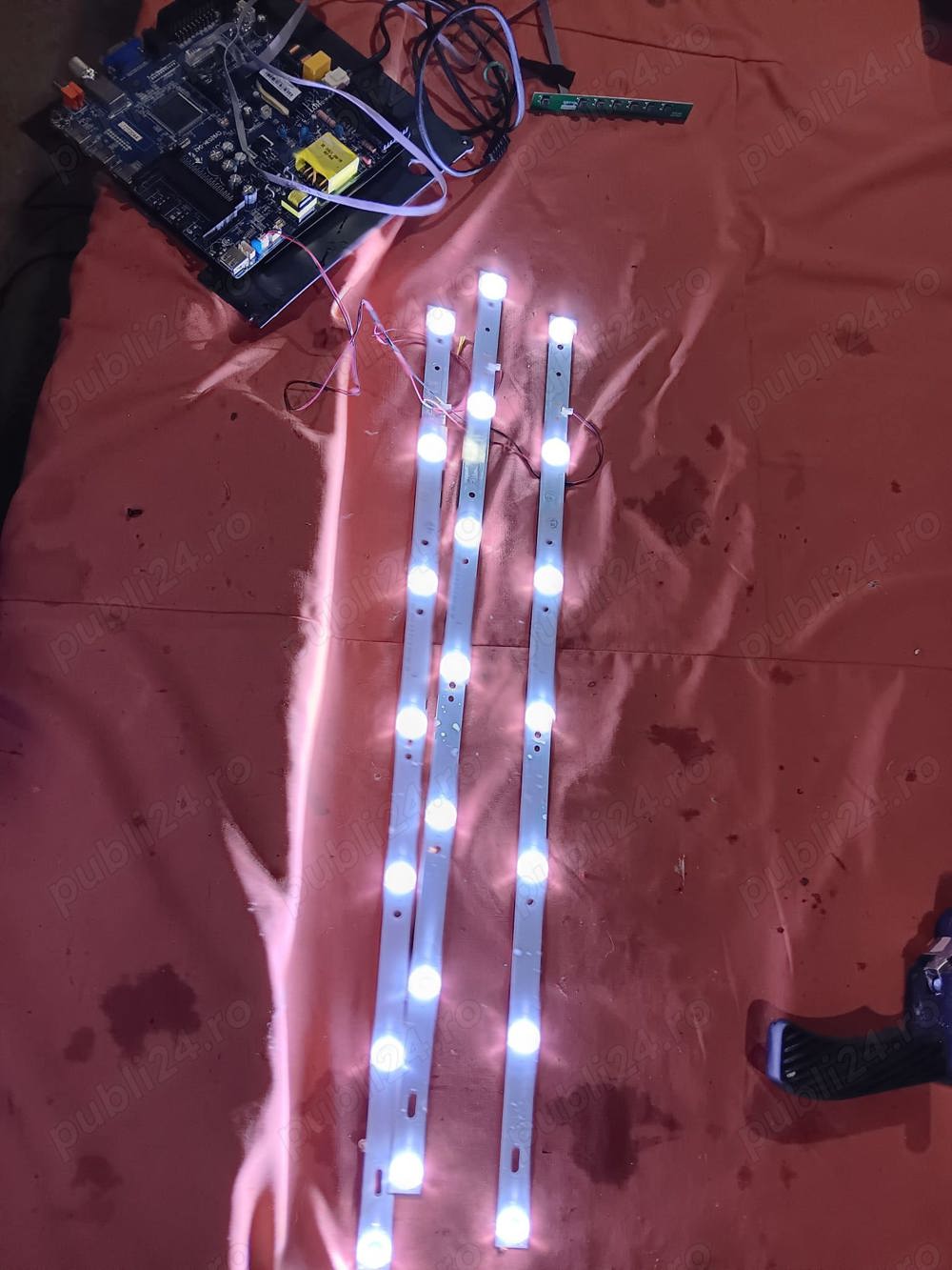 set 3 barete led hl-00320a28 de pe tv Selecline le-32d11