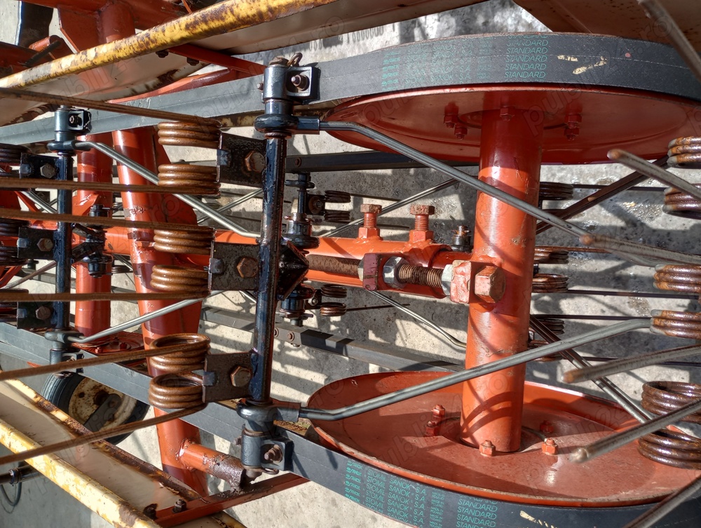 Grebla pe curele akpil Grebla pe curele akpil