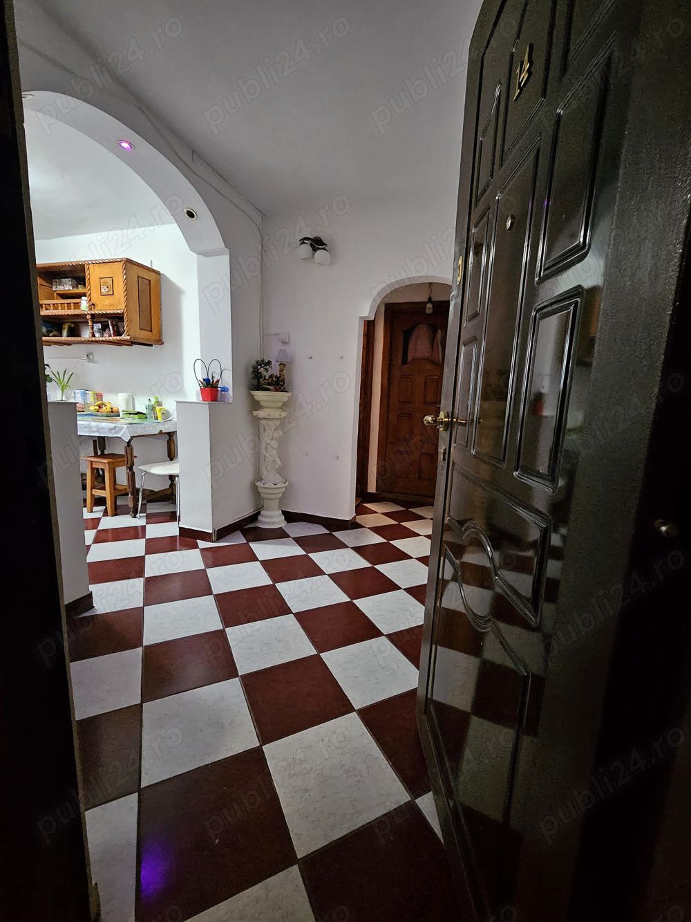 Închiriez apartament 