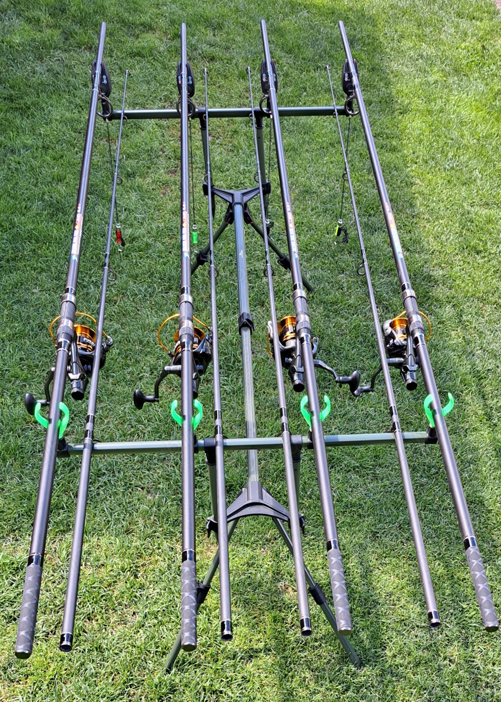 Set Pescuit La Crap, 4 Lansete 3,90m, 2 Segm, 4 Mulinete Tambur 8000 cu Baitrunner, Rod Pod, Senzori