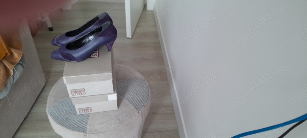 Vând pantofi din piele , culoare mov