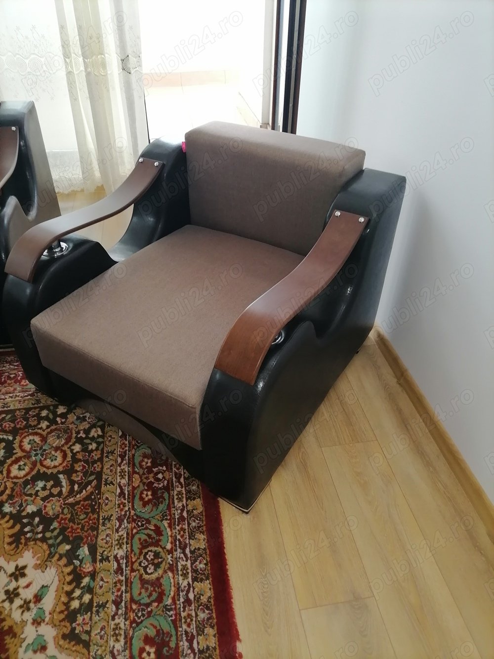 Canapea extensibila si 2 Fotolii. 