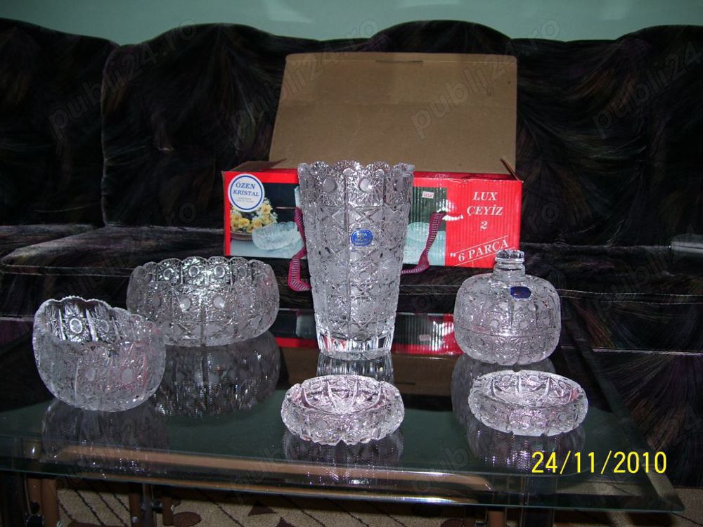 Set de obiecte din cristal alb, 6 piese, in cutie.