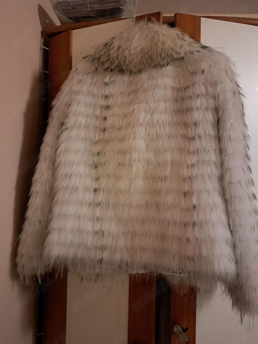 Vand haina noua blana naturala vulpe polara mărimea 44-46v