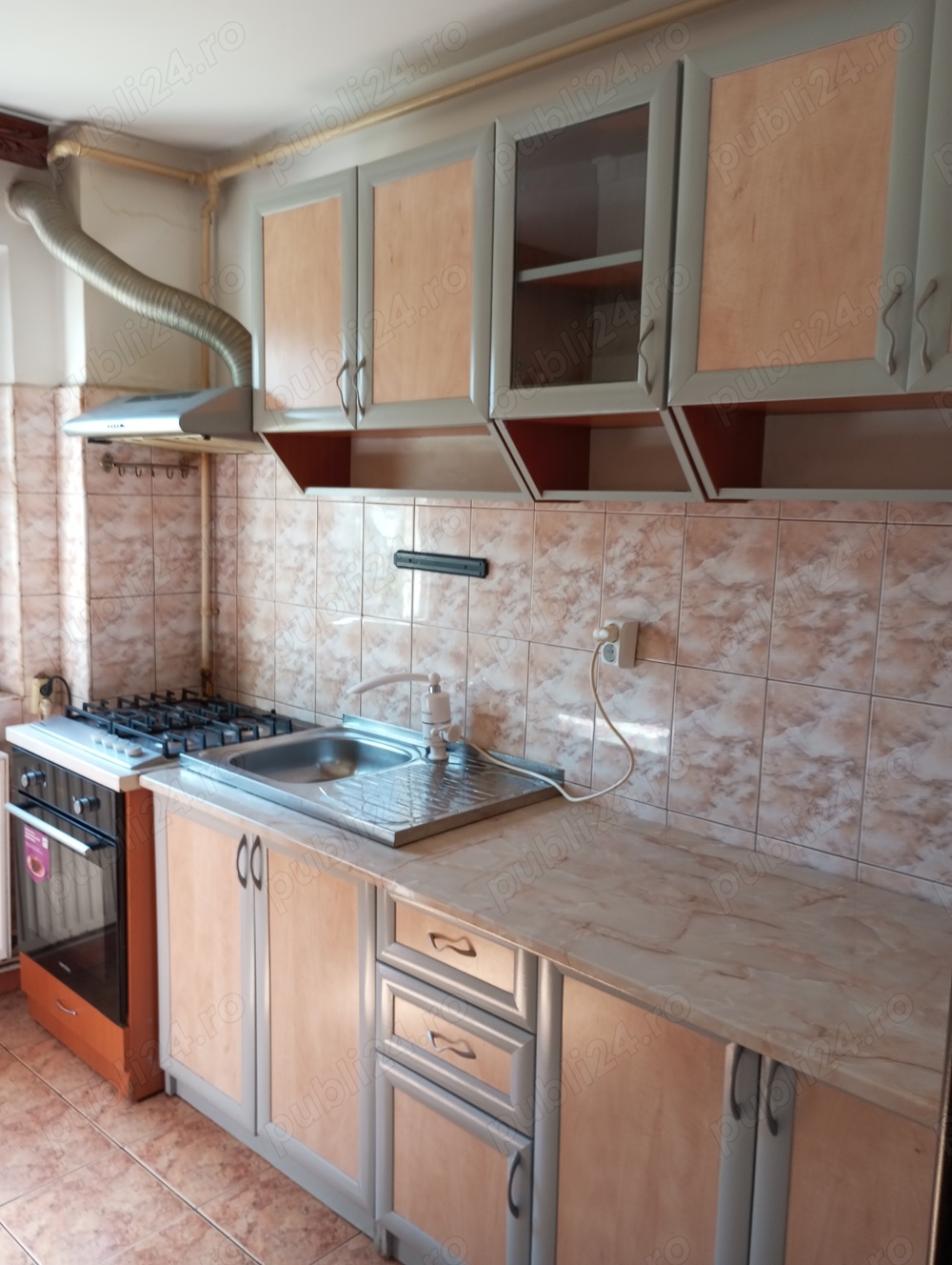 Închiriez apartament 