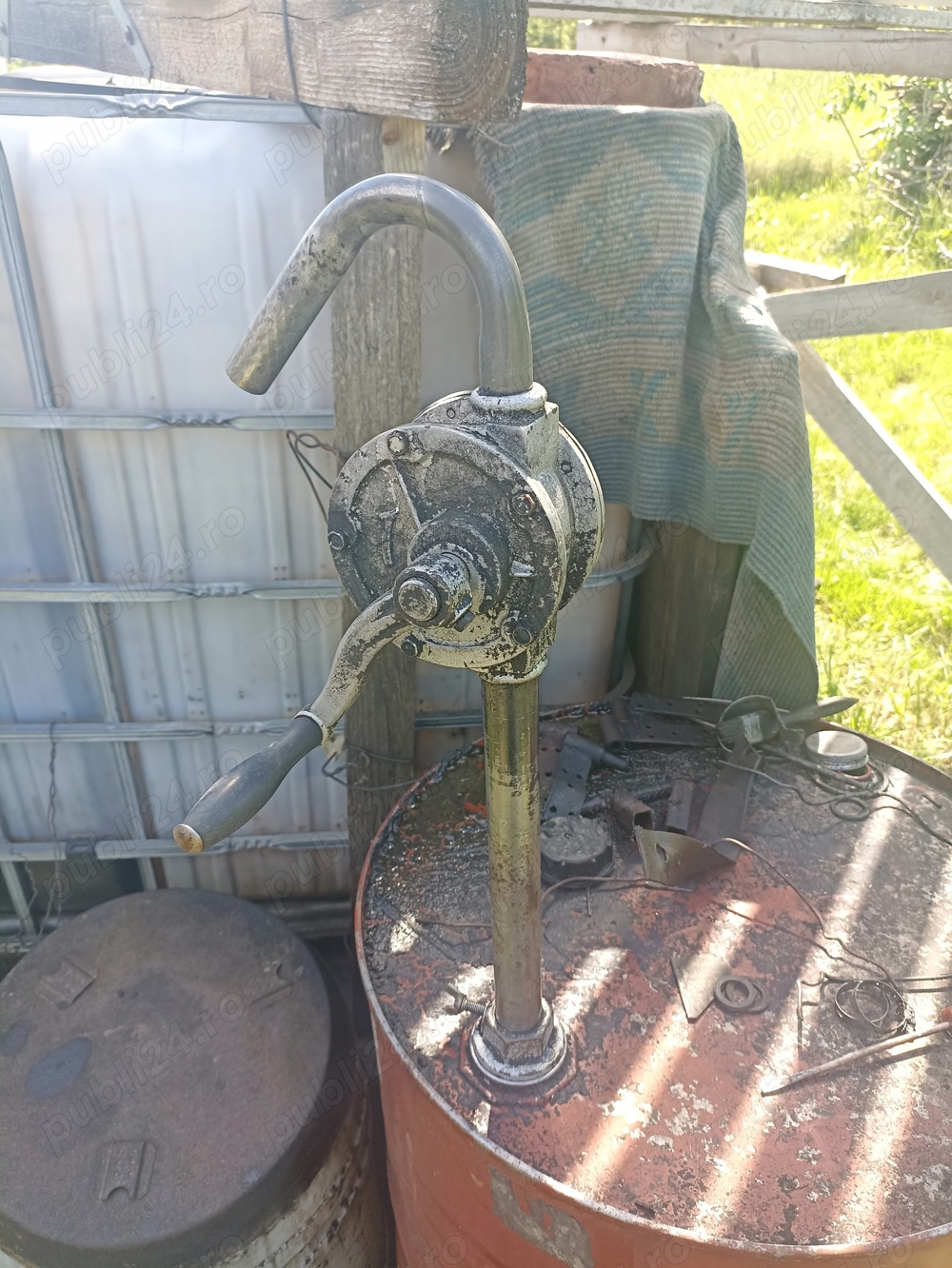 Pompa aspirat ulei din butoaie