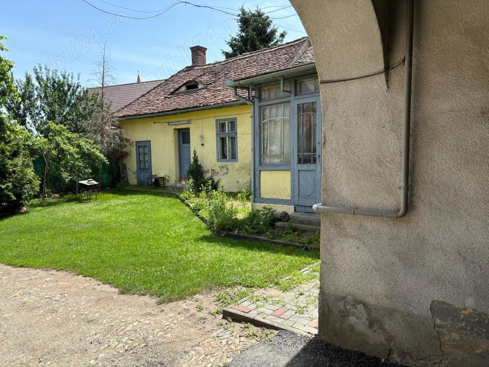 Casa  de vanzare cu 2 apartamente in Cisnadie, central, curte si gradina.