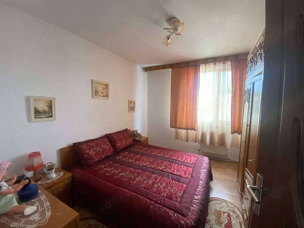 De vanzare 3 camere , zona Scolii nr 1