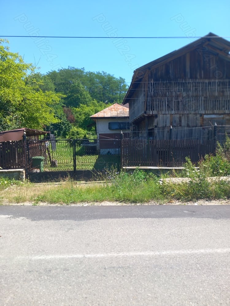 vand cladiri  si terenul aferent in zona frumoasa !