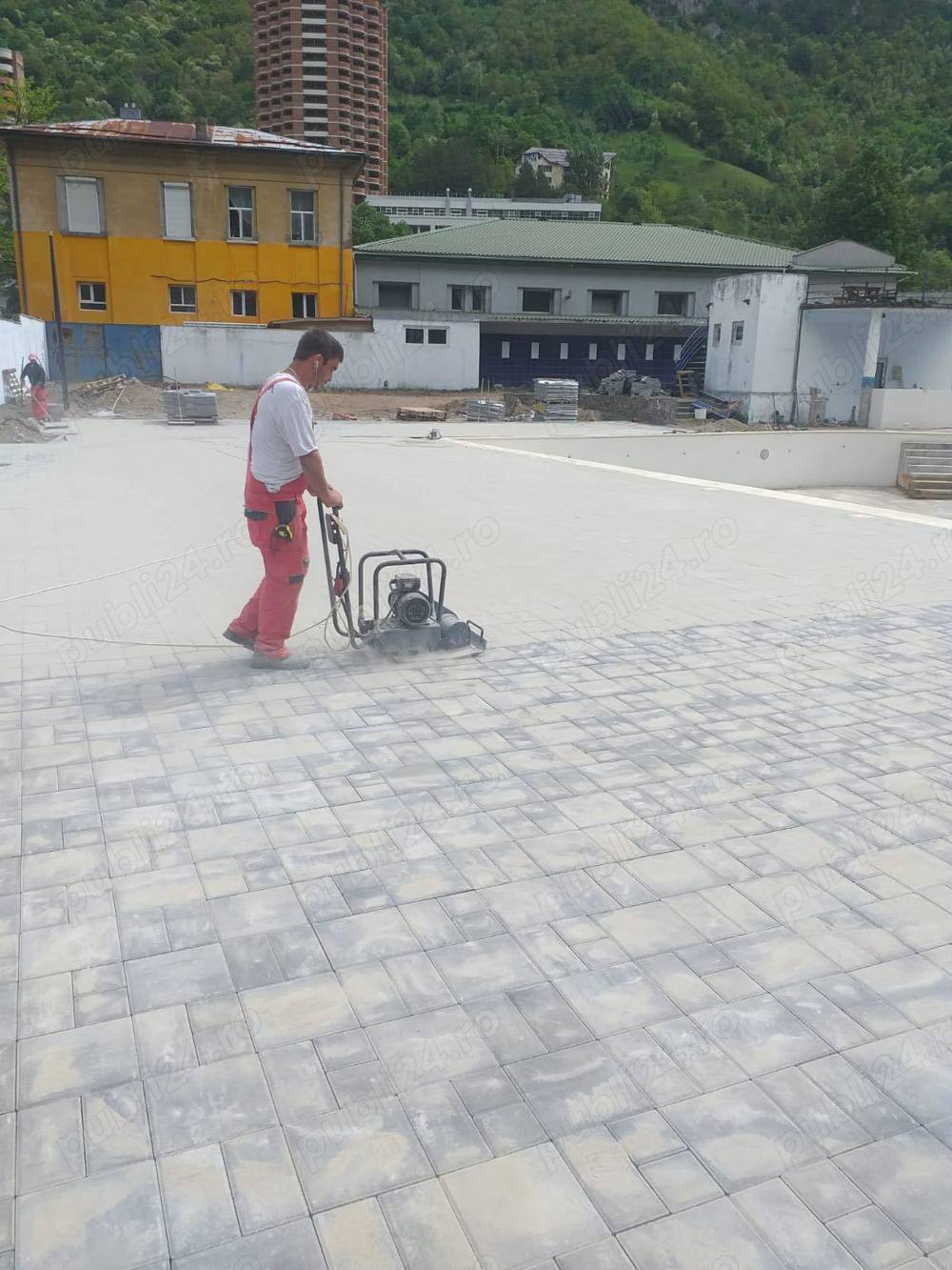 Echipa de pavatori montam pavaj