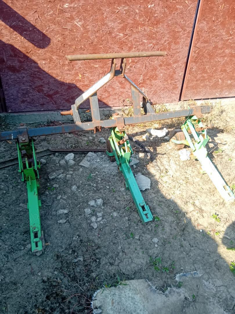 Prășitoare cu trei secții