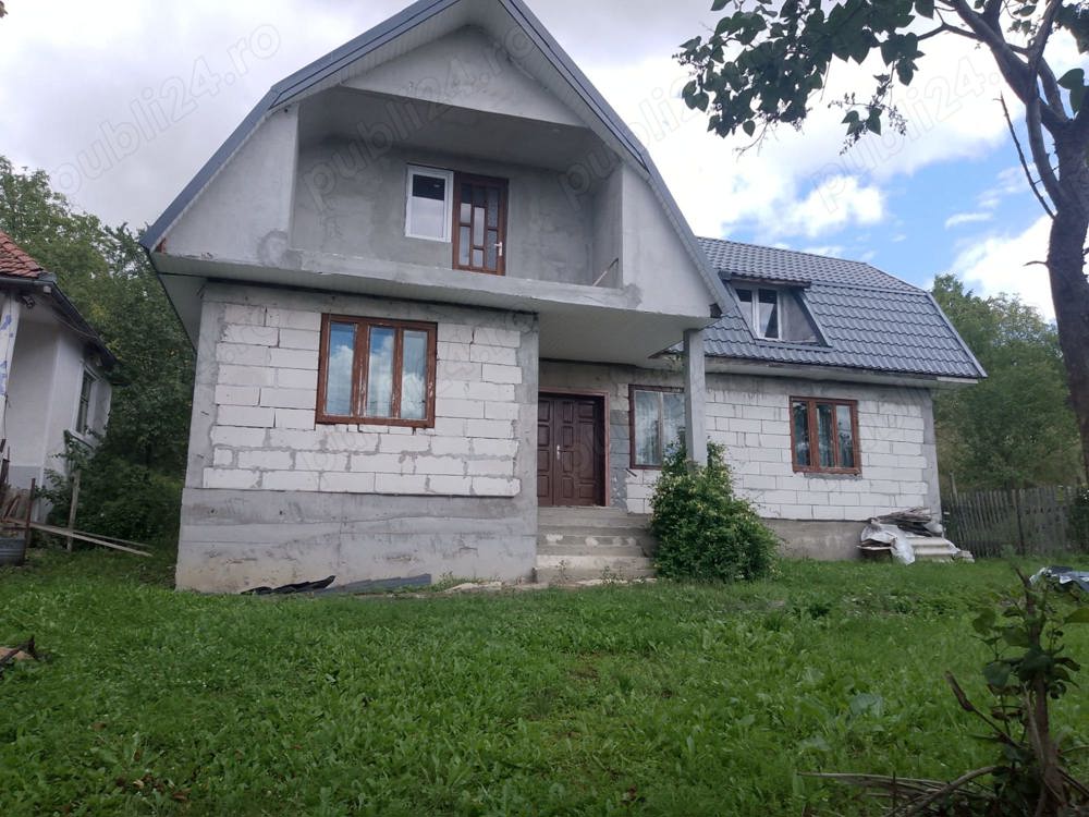 Vand 2 case în localitatea Mires