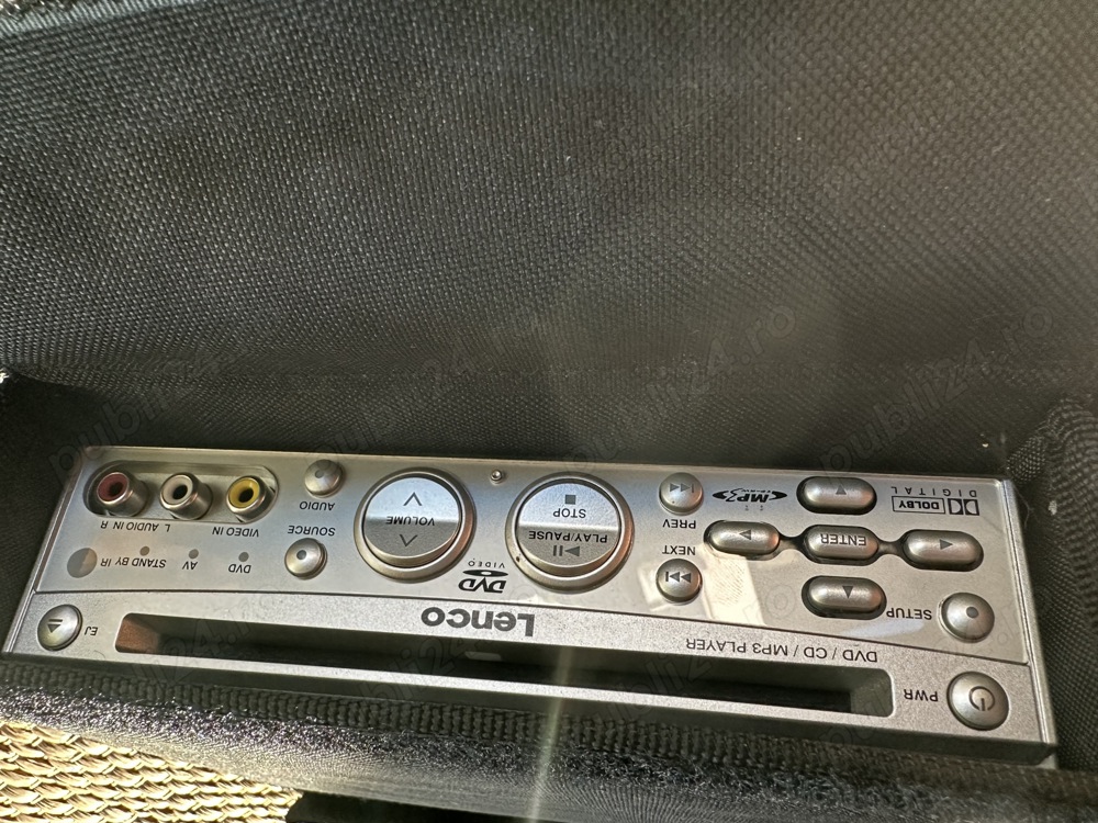 DVD CD MP3 player  LENCO cu doua monitoare pentru auto 