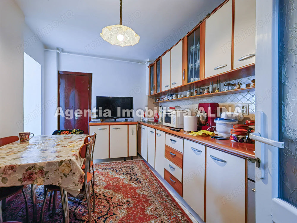 Apartament 4 camere in Deva, zona Piata centrala, Bld. Decebal, 76mp , etaj 2...