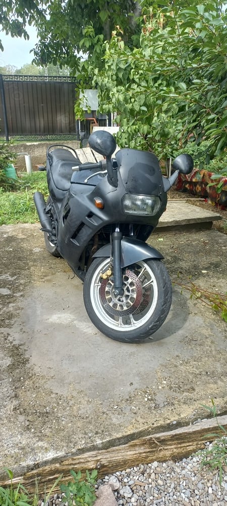 Vând motocicleta Suzuki