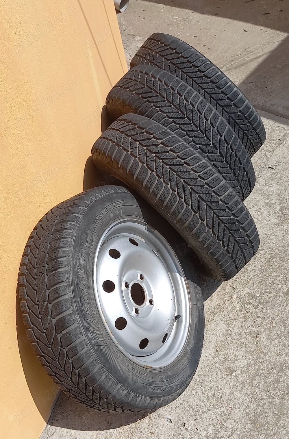 Vând 4 genți 5,5 j 14 echipate cu anvelope 175/65R14 de iarnă .