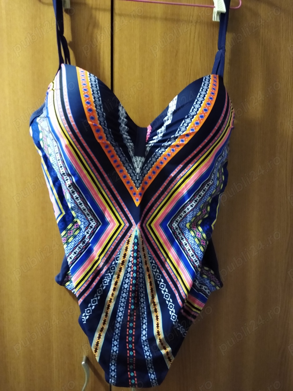 Vand - pantalon stofa, subtire, marimea 56, albastru inchis, 120 lei, si costum de baie, marime 56,