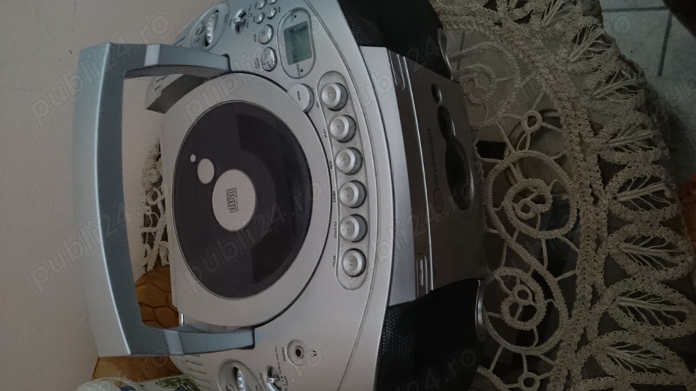 Vând radiocasetofon Schneider stereo și casete
