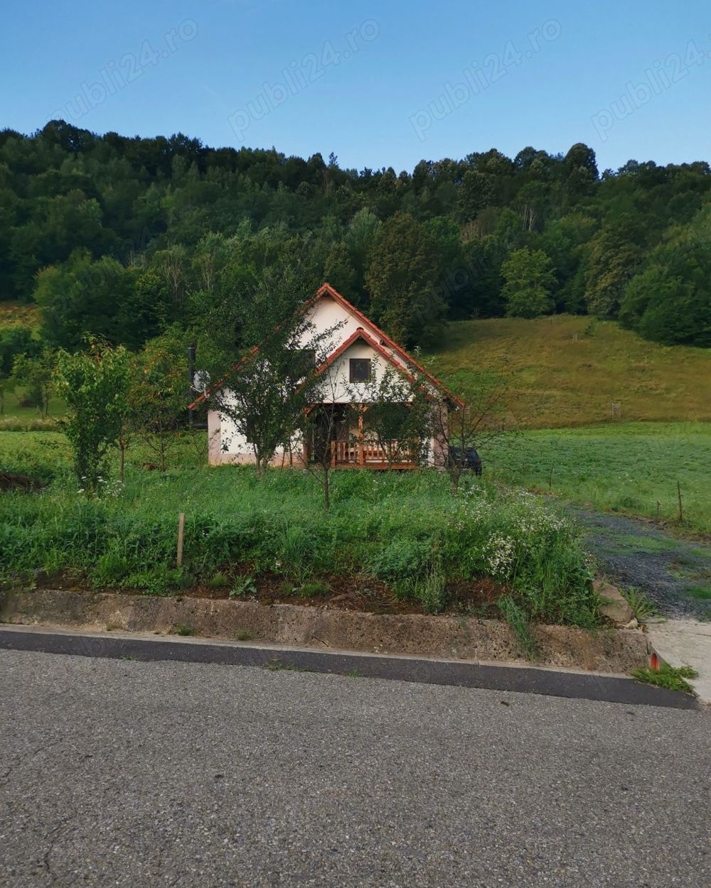 Vând casa  cu teren in com. Buces, sat Stanija, jud. Hunedoara.