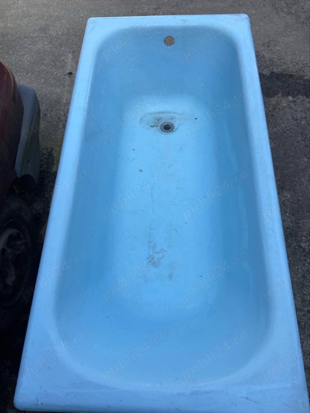 Vand in Resita, cada din fonta, emailata, de culoare bleo.