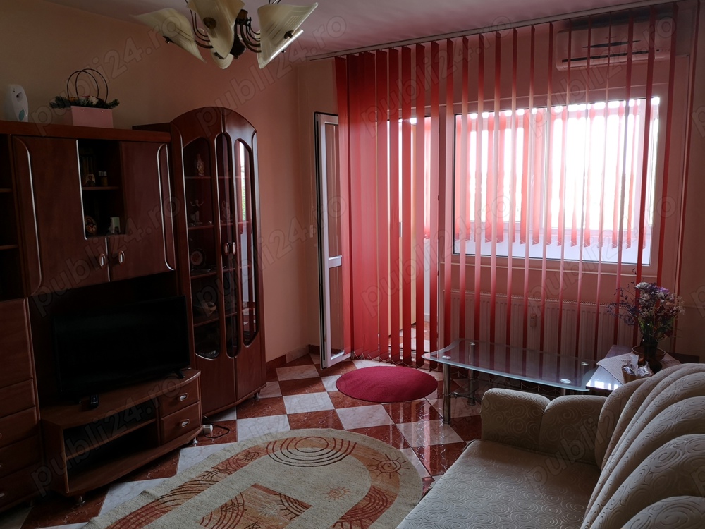 Închiriez apartament cu 3 camere 