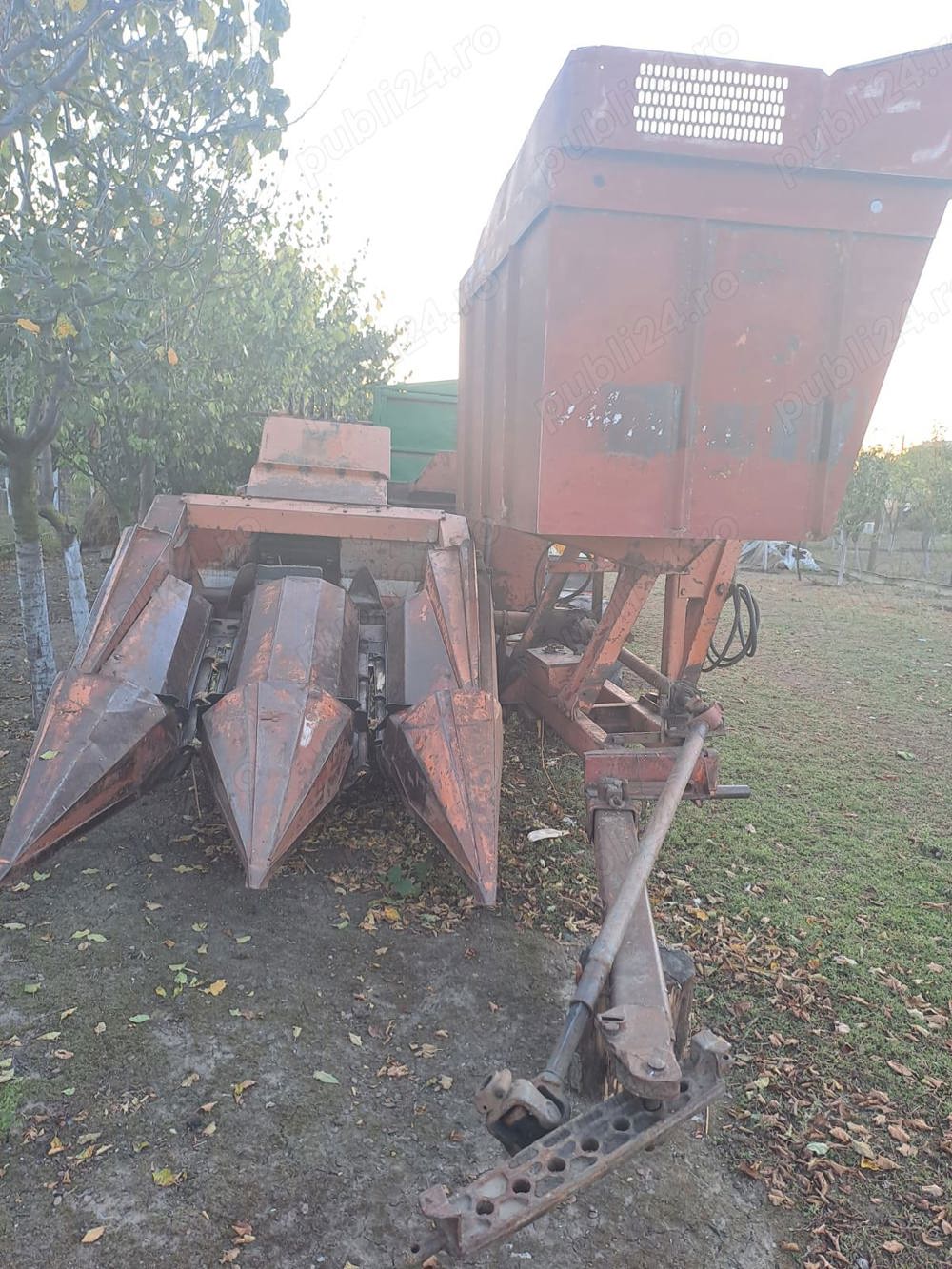 Vând culegător porumb ZMAJ222 si toplet