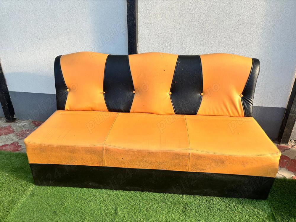 Vând 2 canapele și tabureți