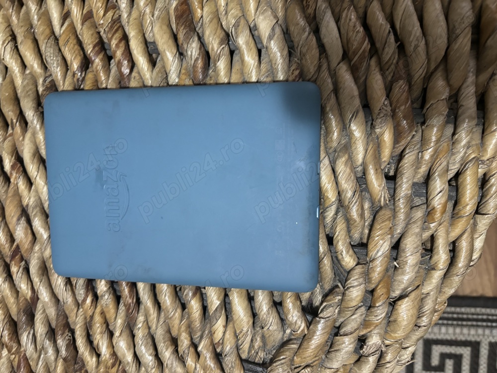 Vând Kindle, dec. 2017,ecran defect, conține 277 cărți de literatură care se pot descarca