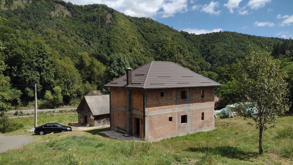 Proprietar vand casa la rosu [147 mp utili] cu 3765mp teren intravilan loc. Manastire, AB, Apuseni