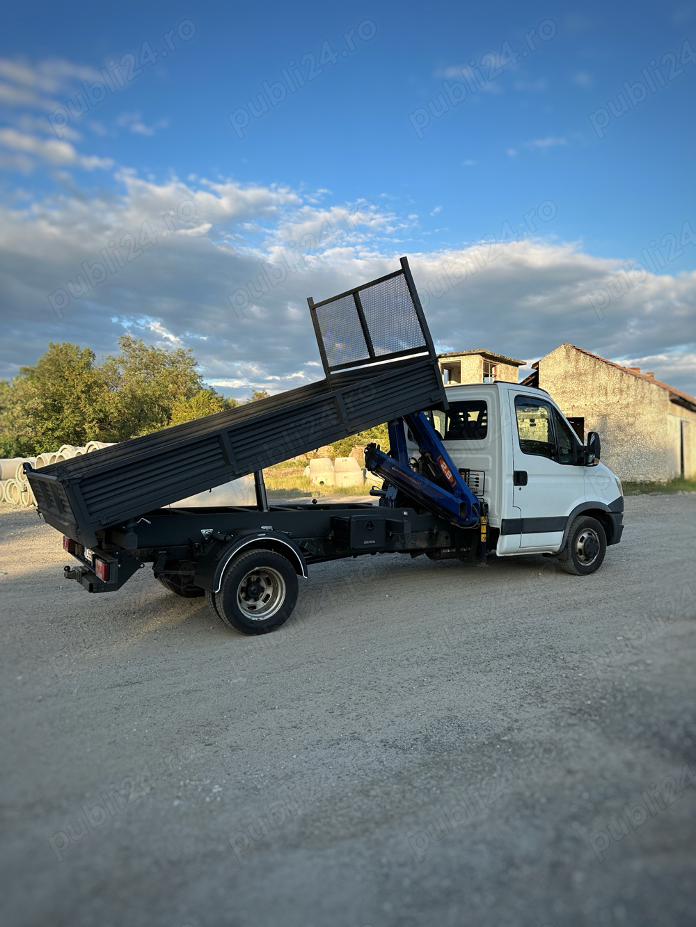 Transport basculabil cu macara