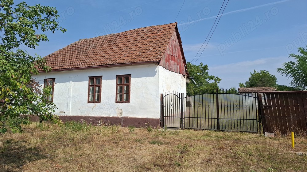 Vand casa 700 metri patrati teren 3 camere, 15 km de Arad