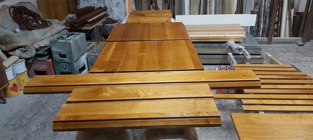 Tâmplar cu experiență în lucrarea lemnului.