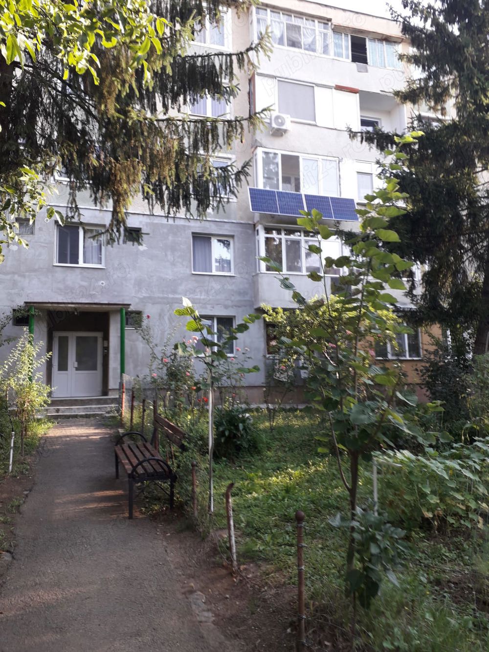 Vand apartament semidecomandat 