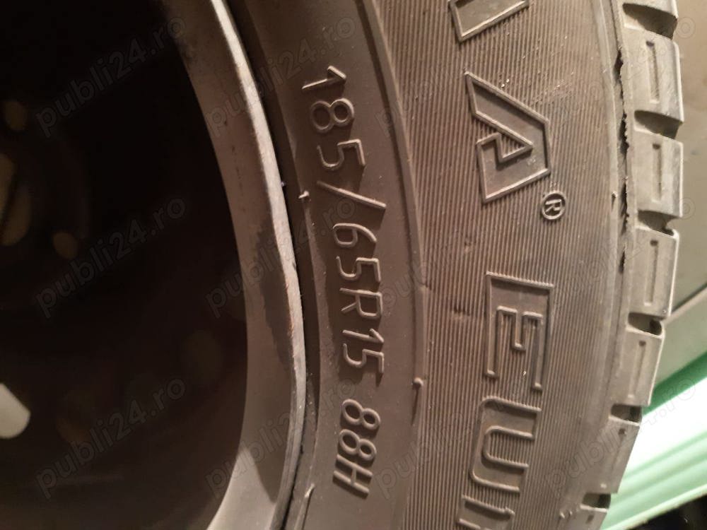 Vând cauciucuri cu genti