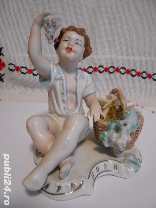 Bibelou vechi din portelan   Baiat cu struguri   pictat manual