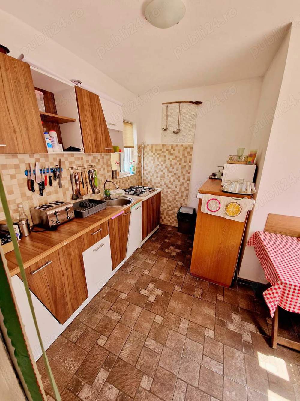 Inchirie in regim hotelier sau termen lung vila 10 camere pentru muncitori petreceri private majorat