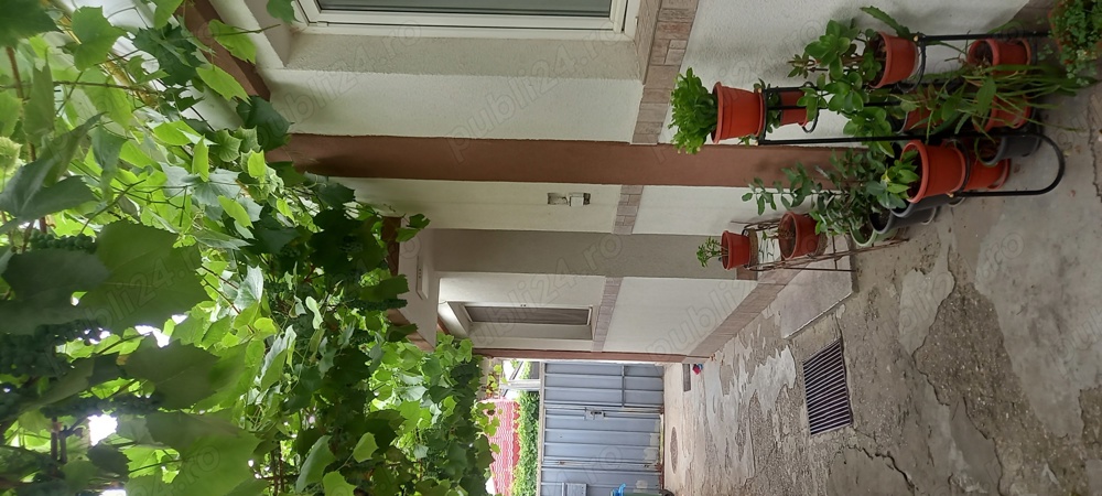 Vănd un imobil ( cu 2 case) zona  centru Galati